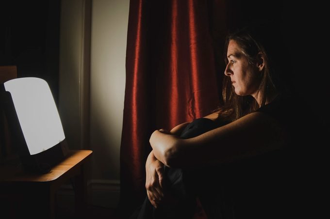 woman-in-front-of-light-therapy-lamp