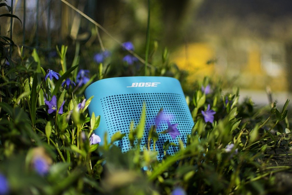 Bluetooth-speaker-in-the-outdoors
