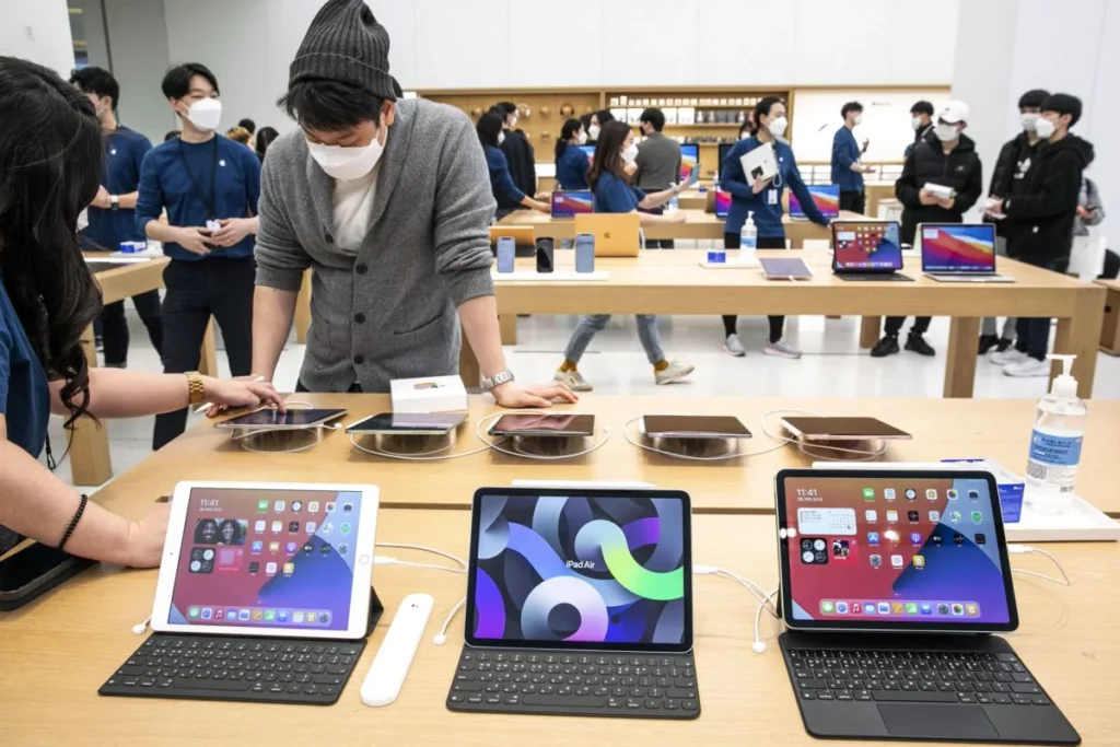 how-to-buy-the-best-tablets-for-students-2021-going-to-a-physical-store